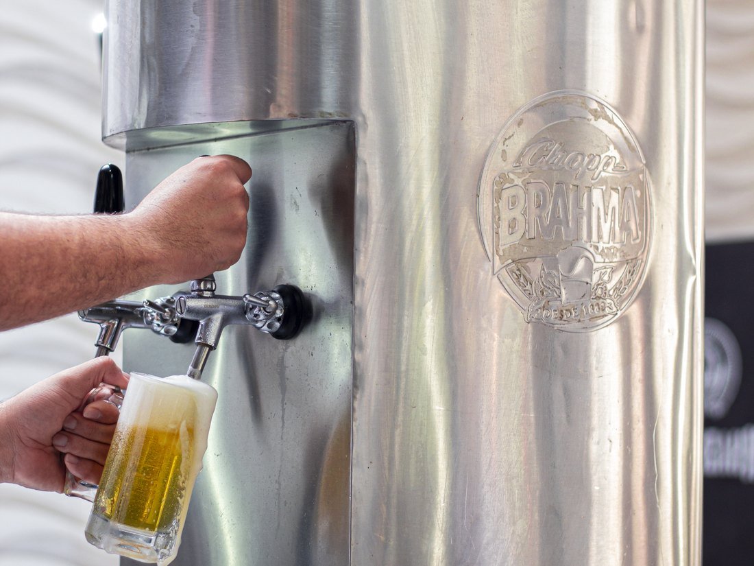 Chopp Brahma sendo servido na Casa de Esfiha Senador, foto real