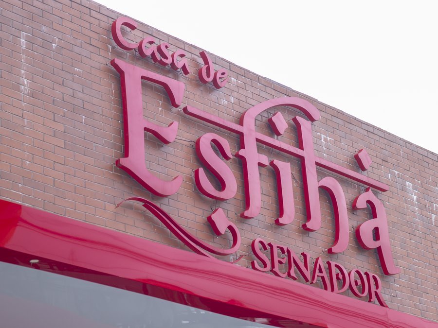 Fachada com a marca Casa de Esfiha Senador